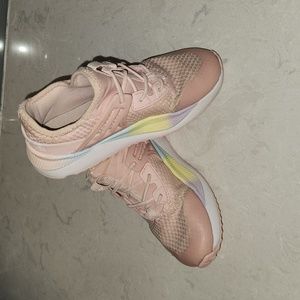 Girls Saucony slip on sneakers